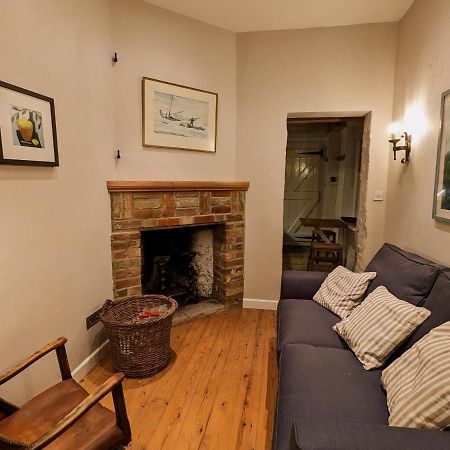The Lookout: Cosy Compact Cottage Totland Exterior foto