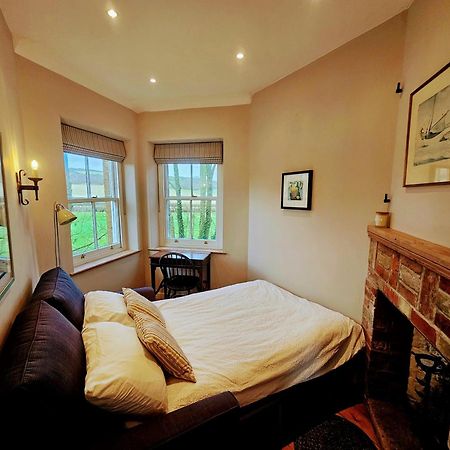 The Lookout: Cosy Compact Cottage Totland Exterior foto