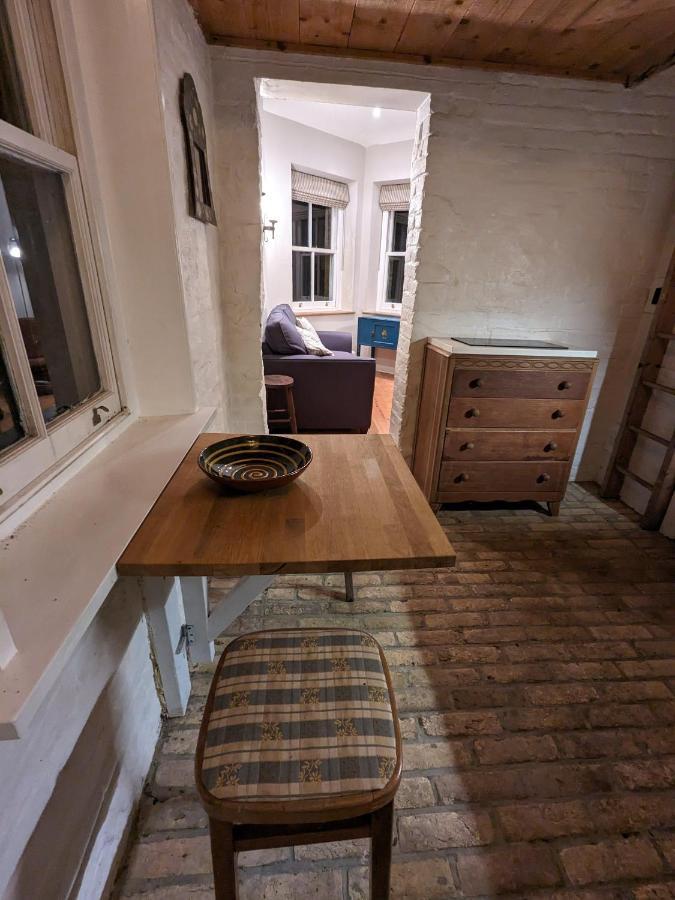 The Lookout: Cosy Compact Cottage Totland Exterior foto