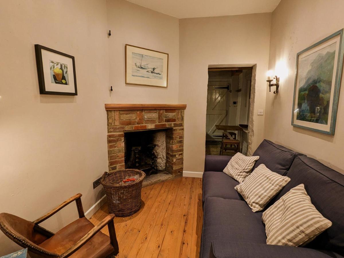 The Lookout: Cosy Compact Cottage Totland Exterior foto