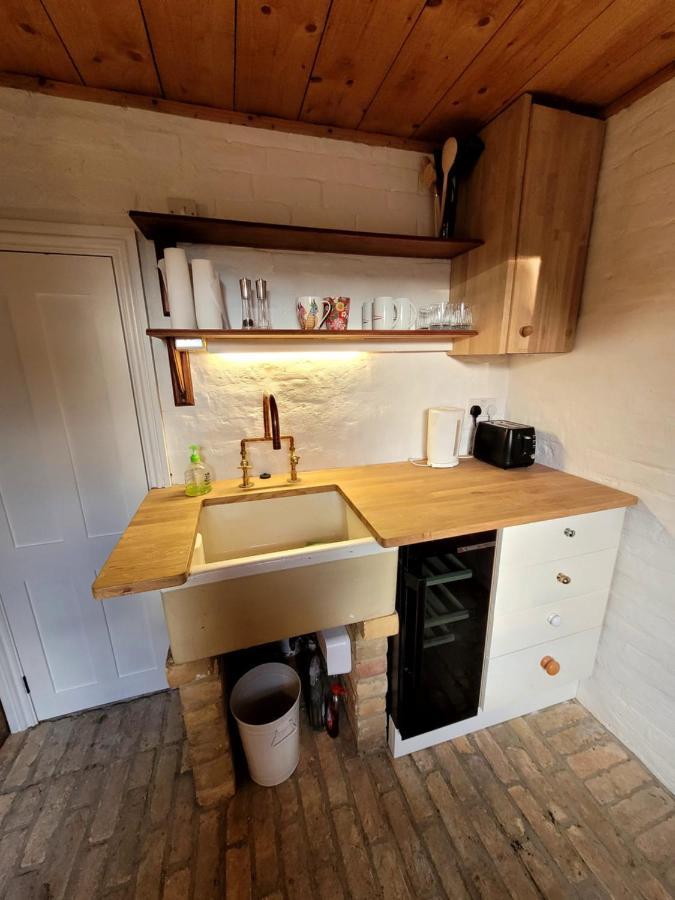 The Lookout: Cosy Compact Cottage Totland Exterior foto